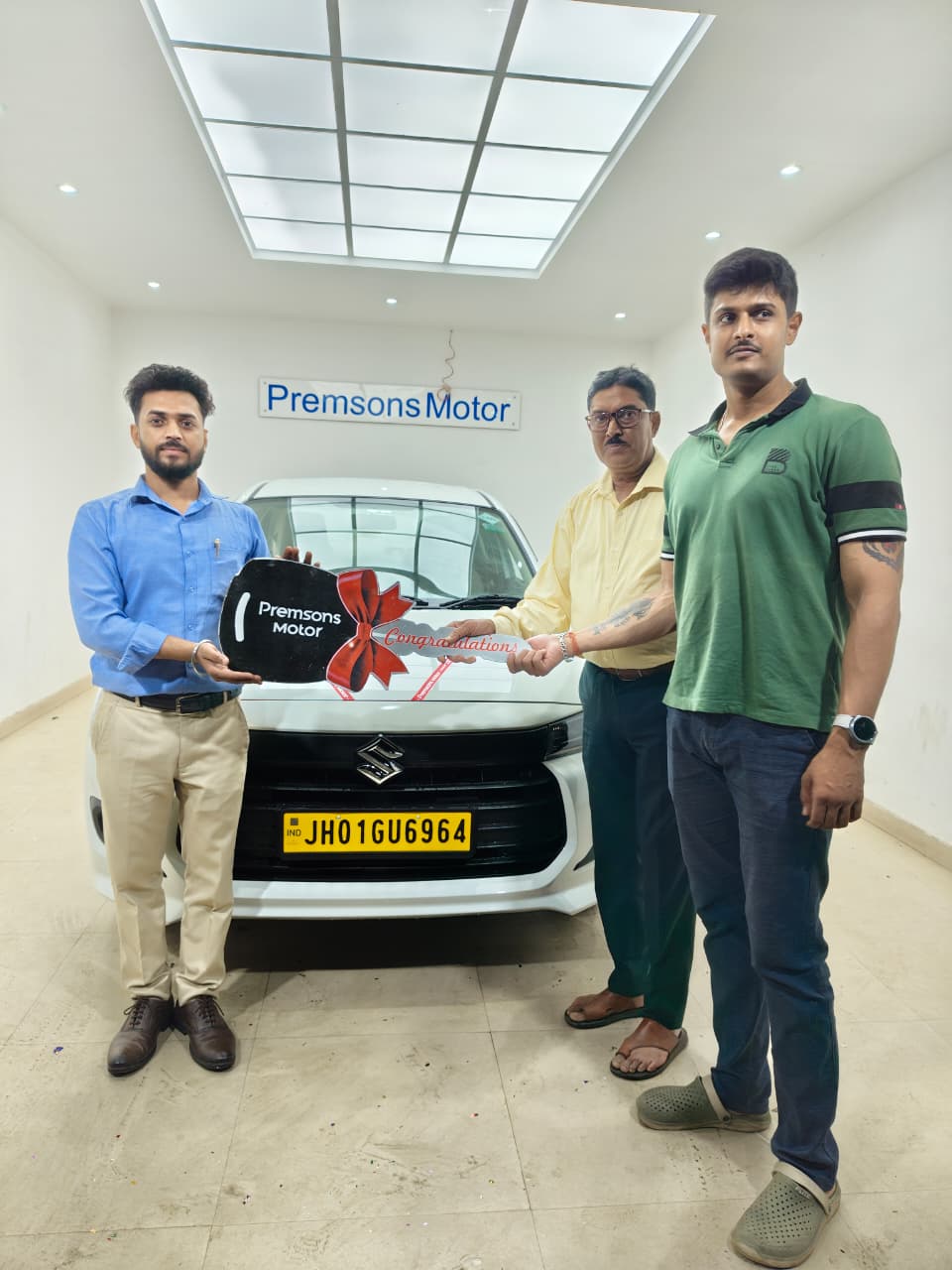 Happy customer with new Maruti Suzuki car - delivery moment
